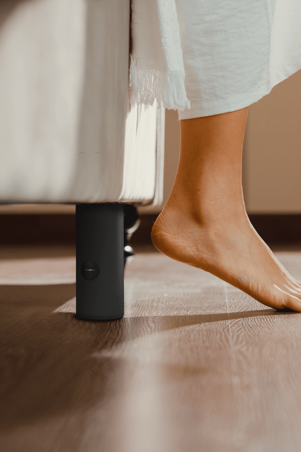 Smart bed legs for pesticide-free protection